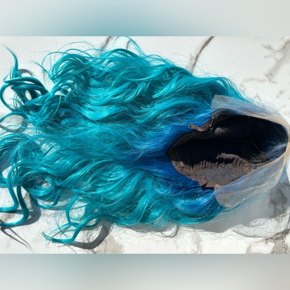 Dual Blue tone Wig (perfect for Frozen or Mermaid). 24”+ - Picture 6 of 12